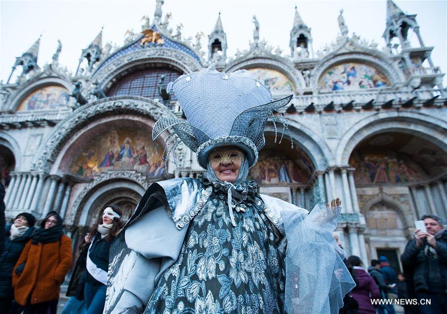 ITALY-VENICE-CARNIVAL-REVELERS