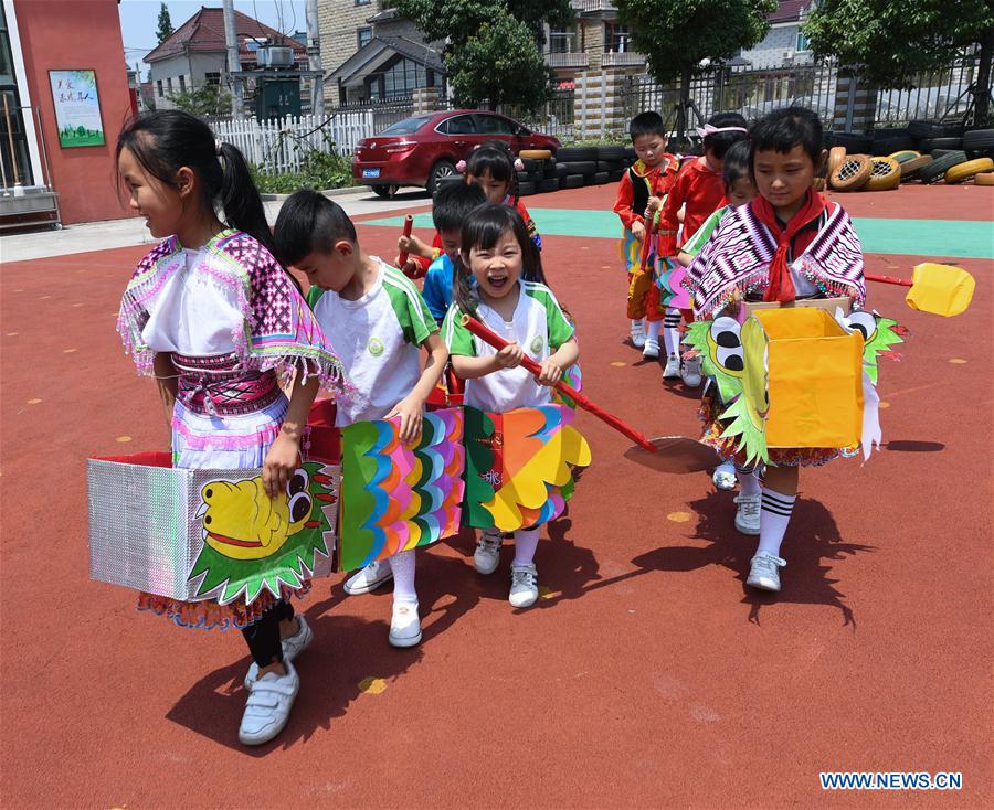 CHINA-ZHEJIANG-DRAGON BOAT FESTIVAL-FOLK CUSTOMS (CN)