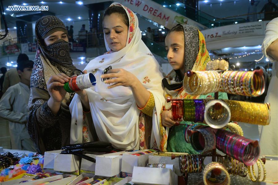 PAKISTAN-PESHAWAR-EID AL-FITR-EVE-SHOPPING