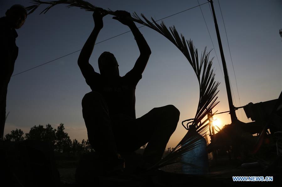 INDIAN-CONTROLLED KASHMIR-SRINAGAR-MIGRANT LABOURS-DAILY LIFE