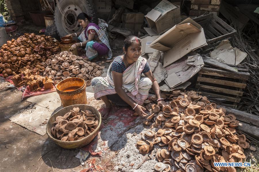 INDIA-KOLKATA-EARTHEN LAMP