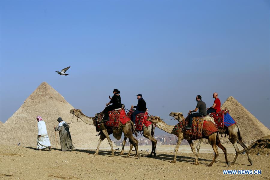 EGYPT-GIZA-PYRAMIDS-TOURISM