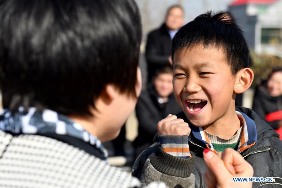 CHINA-SHANDONG-ORPHANED CHILDREN-VOLUNTEER (CN)