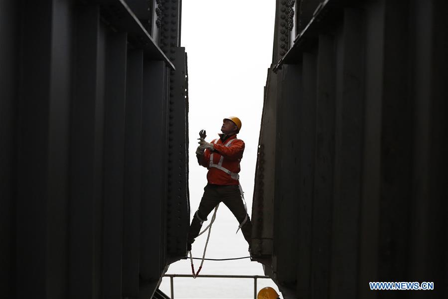 #CHINA-JIUJIANG-SPRING FESTIVAL-TRAVEL RUSH-BRIDGE MAINTENANCE (CN)