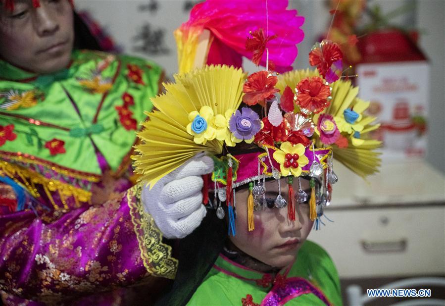 CHINA-GANSU-LONGNAN-LANTERN FESTIVAL-FOLK OPERA (CN)