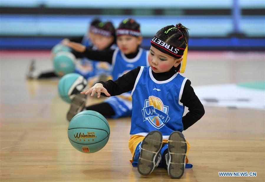 (SP)CHINA-JIANGXI-PHYSICAL EDUCATION-KINDERGARTEN-CHILDREN BASKETBALL EXERCISES (CN)