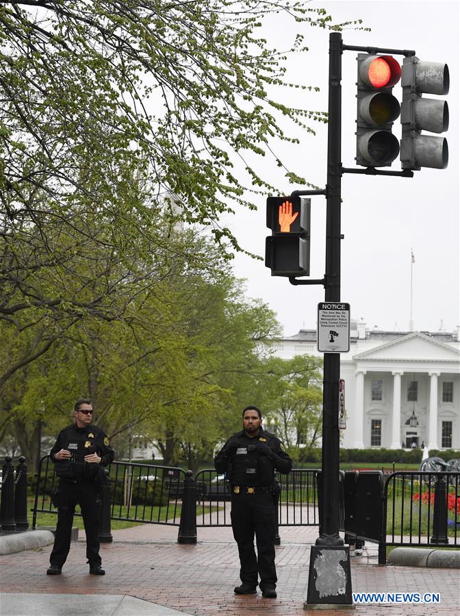 U.S.-WASHINGTON D.C.-WHITE HOUSE-MAN-JACKET-FIRE