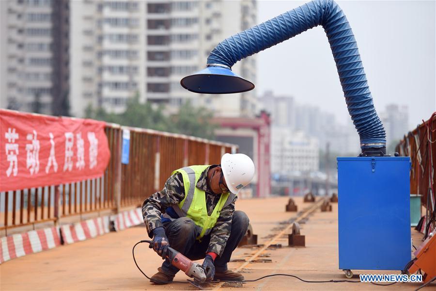 CHINA-LABOR DAY HOLIDAY-WORKERS (CN)