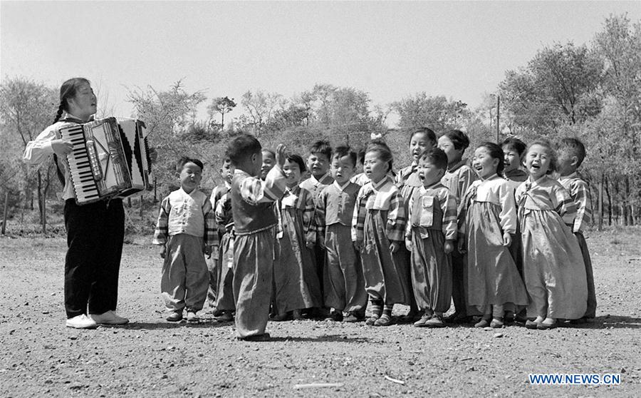 (MOMENTS FOREVER) CHINA-CHILDREN'S DAY-CHILDHOOD (CN)