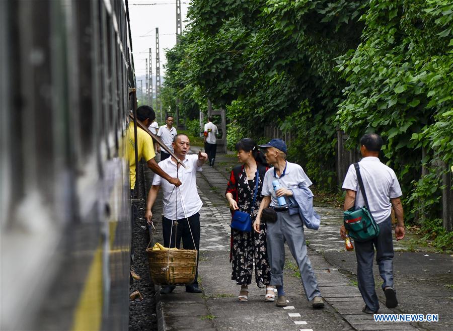 CHINA-CHONGQING-RAILWAY-GREEN TRAIN (CN)