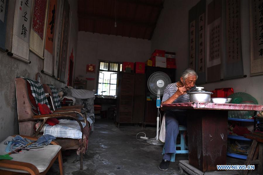 CHINA-ANHUI-HEXIAN COUNTY-ELDER-VOLUNTEER FOR LEFT-BEHIND CHILDREN (CN)