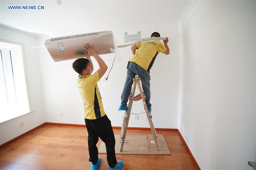 CHINA-BEIJING-HEAT WAVE-AIR CONDITIONER INSTALLATION (CN)