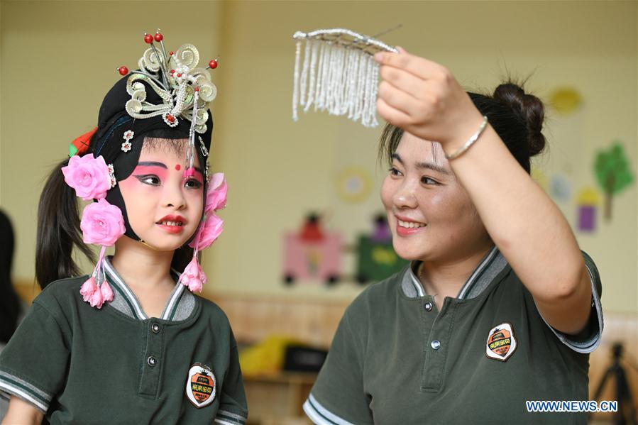 CHINA-HEBEI-SHIJIAZHUANG-KIDS-LOCAL OPERA (CN)