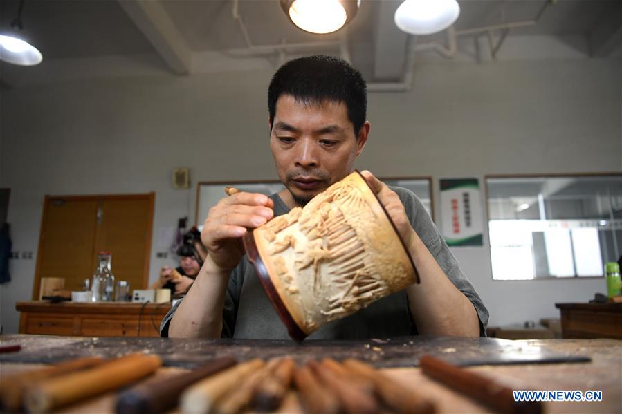 CHINA-ANHUI-HUANGSHAN-BAMBOO CARVER (CN)