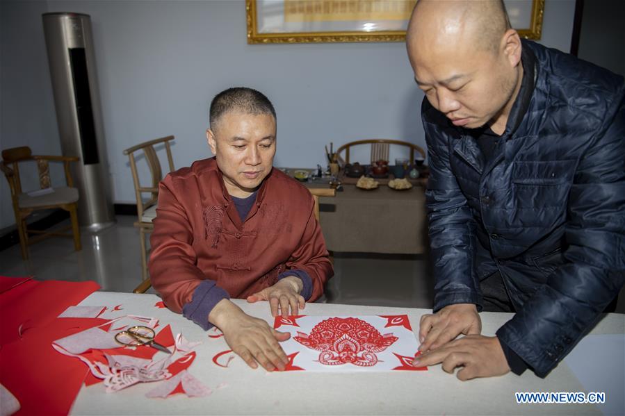 CHINA-SHANXI-JINCHENG-PAPER-CUTTING ARTIST (CN)