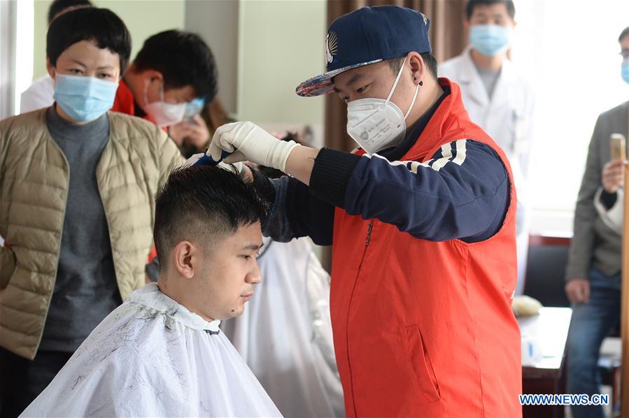 CHINA-SICHUAN-CHENGDU-NOVEL CORONAVIRUS-VOLUNTEER BARBERS (CN)