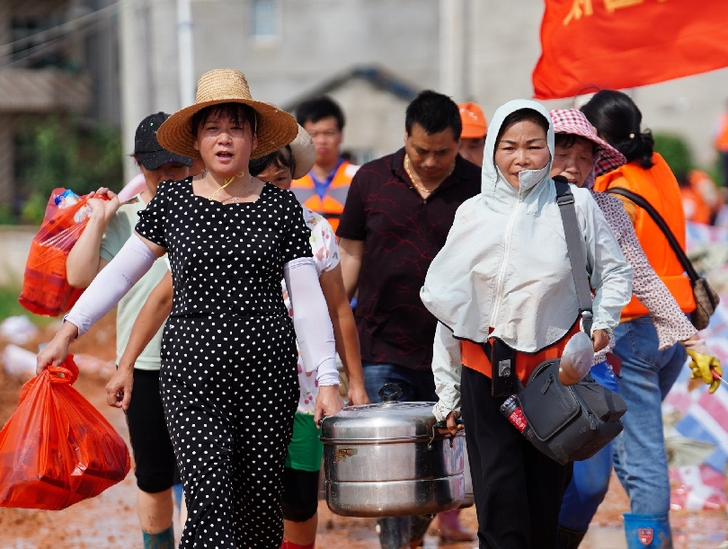 广场舞大妈抗洪天团