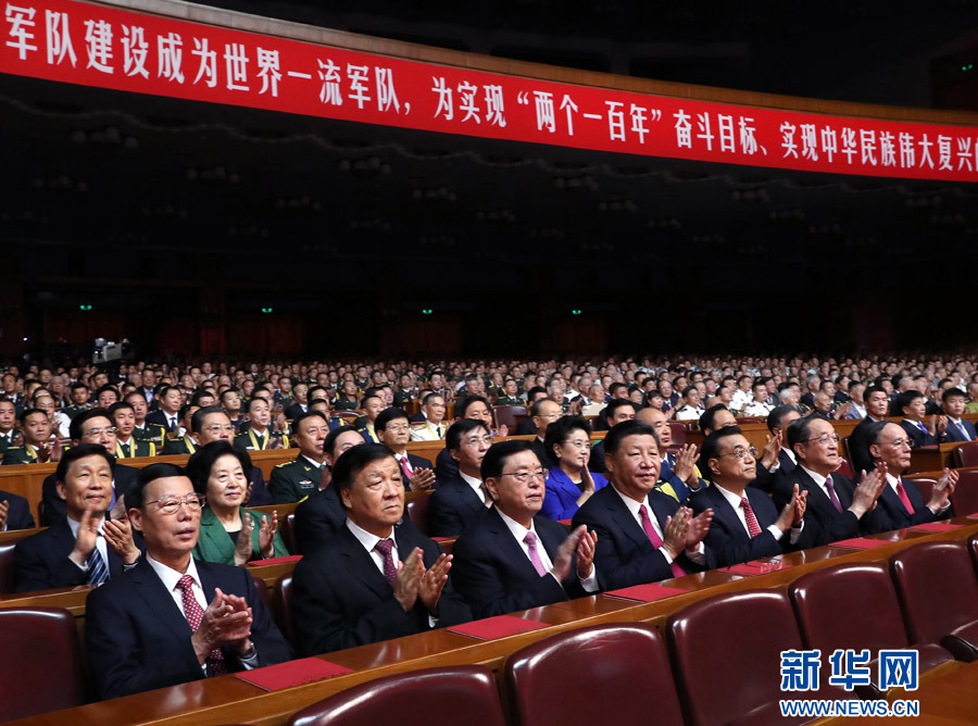 7月28日，庆祝中国人民解放军建军90周年文艺晚会《在党的旗帜下》在北京人民大会堂举行。中共中央总书记、国家主席、中央军委主席习近平和李克强、张德江、俞正声、刘云山、王岐山、张高丽等党和国家领导人，与首都3000多名各界群众一起观看演出。新华社记者 马占成 摄