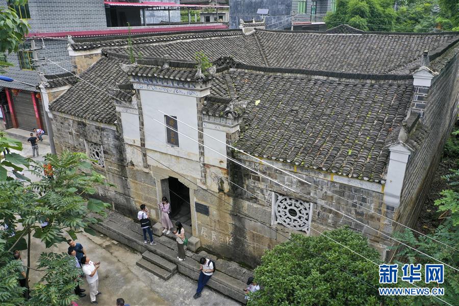 （壮丽70年·奋斗新时代——记者再走长征路·图文互动）（3）星火遍洒川黔边，红色记忆代代传