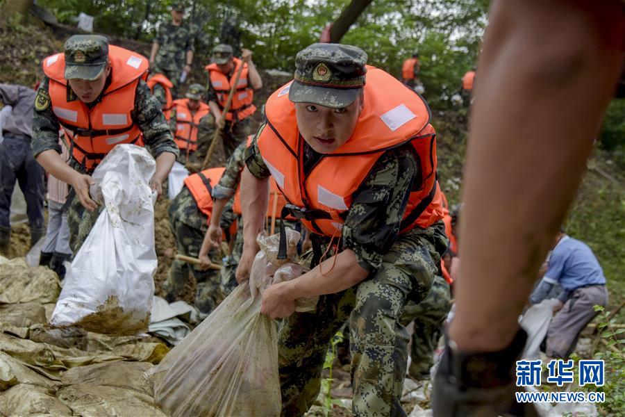 （防汛抗洪·图文互动）（6）洪水不退，子弟兵誓死不退——解放军和武警部队官兵参与洪涝灾害抢险救援记事