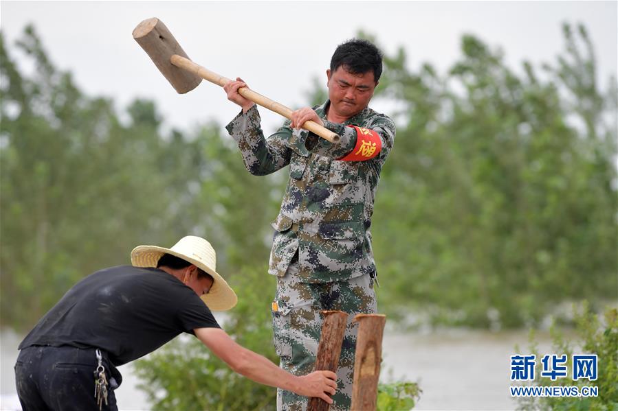 （在习近平新时代中国特色社会主义思想指引下——新时代新作为新篇章·习近平总书记关切事·图文互动）（2）洪峰浪尖，鲜红的党旗高高飘扬——记防汛抗洪一线的共产党员