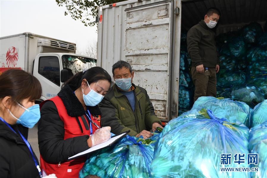 （在习近平新时代中国特色社会主义思想指引下——新时代新作为新篇章·习近平总书记关切事·图文互动）（8）当亿万只手紧握在一起……——战“疫”一线感受中国力量