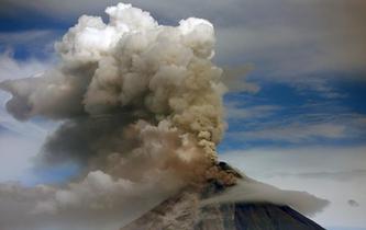 菲律宾马荣火山持续喷发