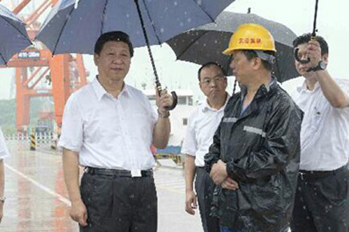 习近平冒雨考察武汉新港