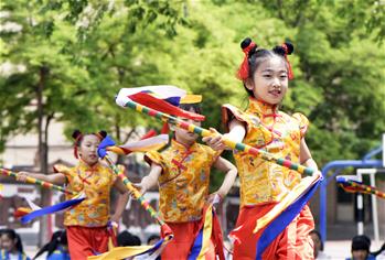 呼和浩特：校园炫彩花棍舞