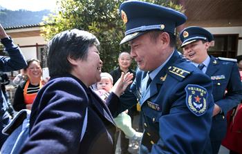 西部战区空军官兵代表回访汶川