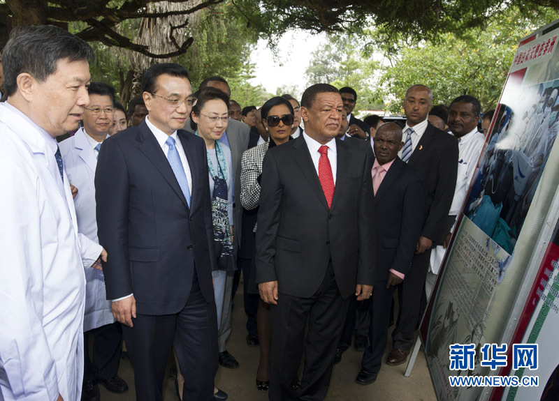 5月6日，中国国务院总理李克强与埃塞俄比亚总统穆拉图一同来到亚的斯亚贝巴阿勒塔医院，看望受益于中国免费白内障手术“光明行”活动的埃塞俄比亚患者。这是李克强在观看“光明行”活动展板。 新华社记者 谢环驰 摄 