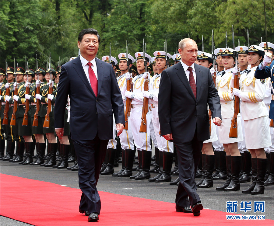 这是会谈前，习近平在上海西郊会议中心广场为普京举行欢迎仪式。 新华社记者 庞兴雷 摄 