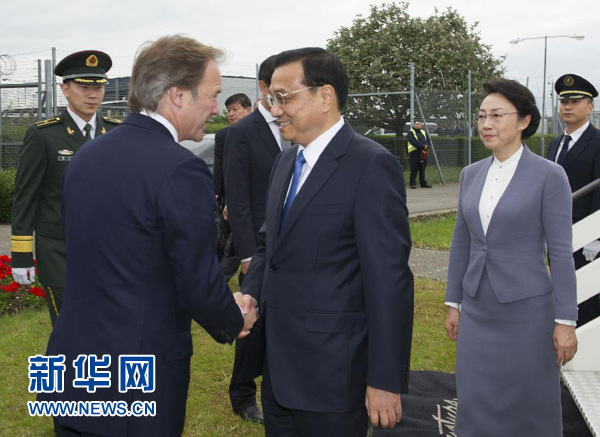 6月16日，应英国首相卡梅伦邀请，国务院总理李克强乘专机抵达伦敦希思罗机场，开始对英国进行正式访问。李克强总理夫人程虹同机抵达。这是英国政府高级官员到机场迎接李克强总理和夫人。新华社记者 黄敬文 摄