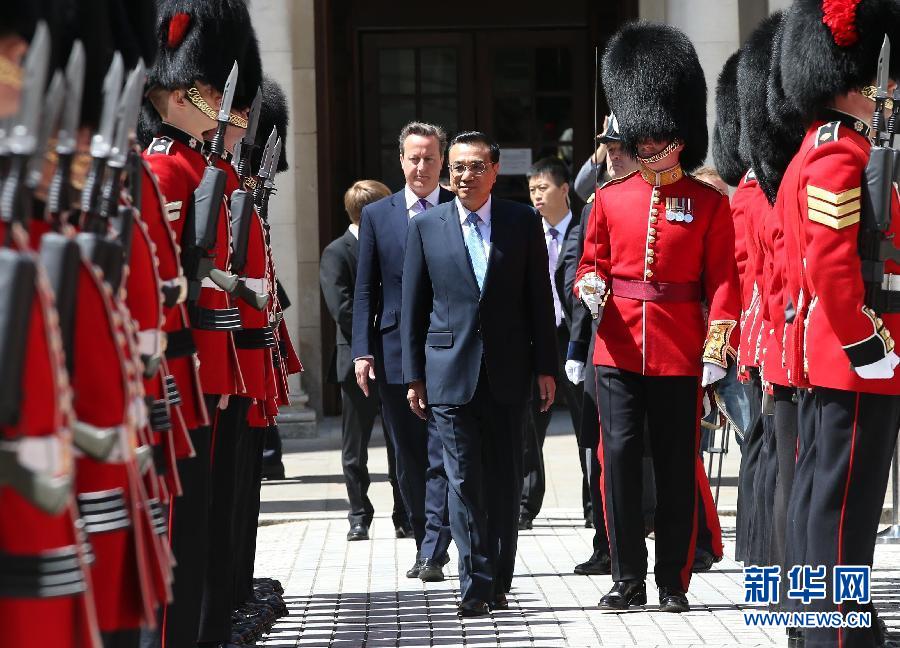 6月17日，中国国务院总理李克强在伦敦唐宁街10号首相府同英国首相卡梅伦举行中英总理年度会晤。这是会晤前，卡梅伦为李克强举行隆重的欢迎仪式。新华社记者 庞兴雷 摄