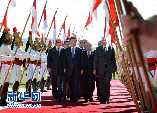 7月16日，国家主席习近平在巴西利亚会见巴西参议长卡列罗斯和众议长阿尔维斯。这是习近平步入国会大厦。 新华社记者 刘建生 摄 