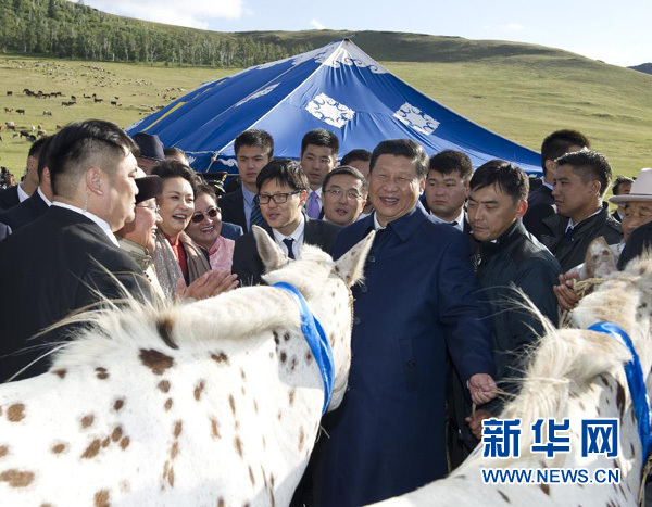 8月22日，国家主席习近平在蒙古国总统额勒贝格道尔吉陪同下前往乌兰巴托市郊观看那达慕。额勒贝格道尔吉向习近平夫妇赠送两匹蒙古马。习近平为两匹马分别取名阿尔泰和克鲁伦，寓意中蒙两国山水相连、睦邻友好。新华社记者 黄敬文 摄