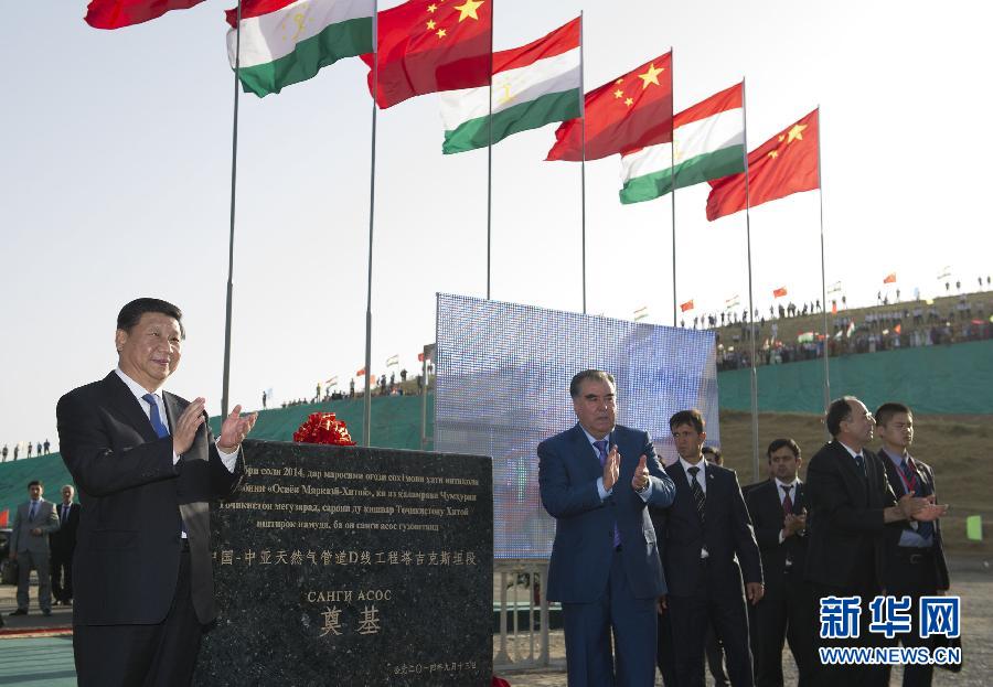 9月13日，国家主席习近平和塔吉克斯坦总统拉赫蒙共同出席中国－中亚天然气管道D线塔吉克斯坦境内段开工仪式。 新华社记者黄敬文摄 