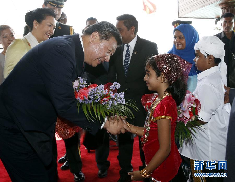 9月15日，国家主席习近平同马尔代夫总统亚明在马累举行会谈。会谈前，亚明在共和国广场为习近平举行欢迎仪式。 新华社记者 鞠鹏 摄 