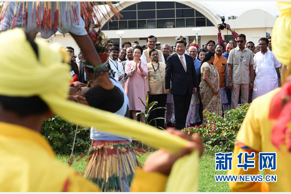 9月17日，国家主席习近平抵达古吉拉特邦艾哈迈达巴德市，开始对印度进行国事访问。这是印度青年跳起古吉拉特邦传统舞蹈，欢迎习近平和夫人彭丽媛。新华社记者 马占成 摄