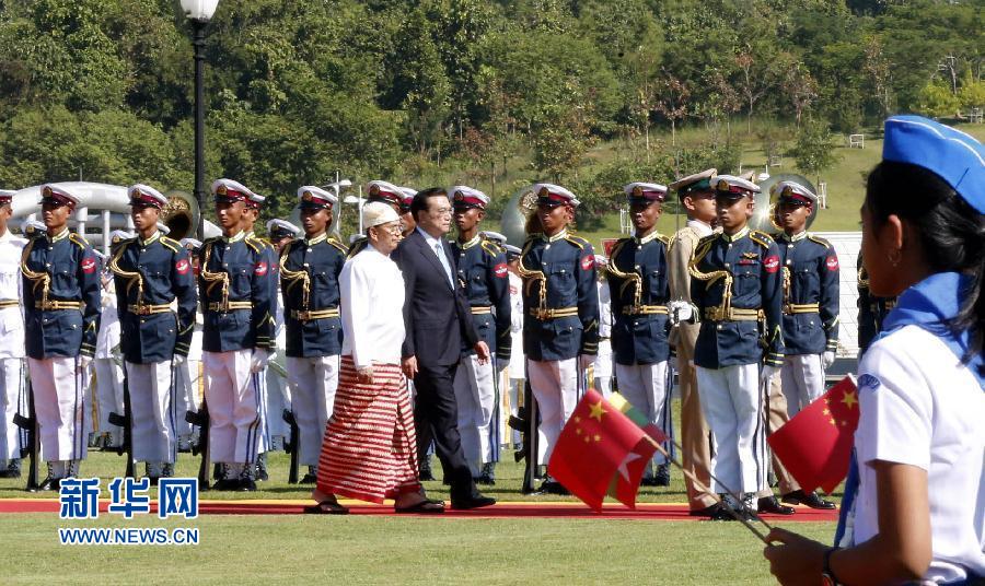 11月14日，中国国务院总理李克强在内比都同缅甸总统吴登盛举行会谈。这是会谈前，吴登盛在缅甸总统府前广场为李克强举行隆重的欢迎仪式。新华社记者 鞠鹏 摄