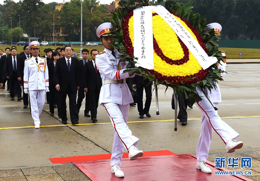 12月25日至27日，中共中央政治局常委、全国政协主席俞正声对越南进行正式访问。 这是12月27日，俞正声在河内瞻仰胡志明主席陵。新华社记者刘建生摄