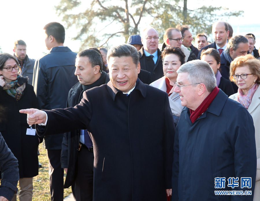 1月18日，国家主席习近平在瑞士洛桑国际奥林匹克博物馆会见国际奥林匹克委员会主席巴赫。这是会见后，习近平和夫人彭丽媛在巴赫主席夫妇陪同下，参观国际奥林匹克博物馆。新华社记者 姚大伟 摄