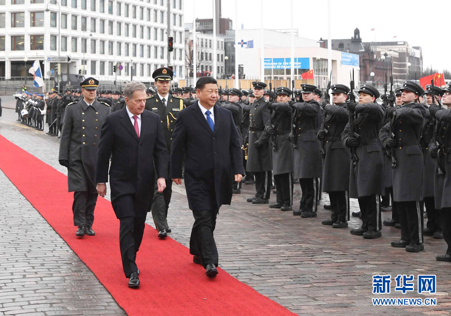 4月5日，国家主席习近平在赫尔辛基同芬兰总统尼尼斯托举行会谈?；崽盖?，习近平出席尼尼斯托在总统府庭院举行的隆重欢迎仪式。 新华社记者饶爱民 摄