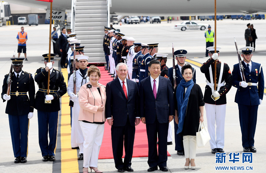 4月6日，国家主席习近平乘专机抵达美国佛罗里达州，将在海湖庄园同美国总统特朗普举行中美元首会晤。习近平和夫人彭丽媛受到美国国务卿蒂勒森夫妇等热情迎接。新华社记者 吴晓凌 摄